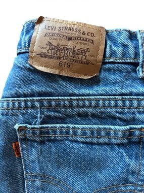 Vintage Levi’s 619 Made in Canada Straight Leg Jeans Women’s Light Wash Denim